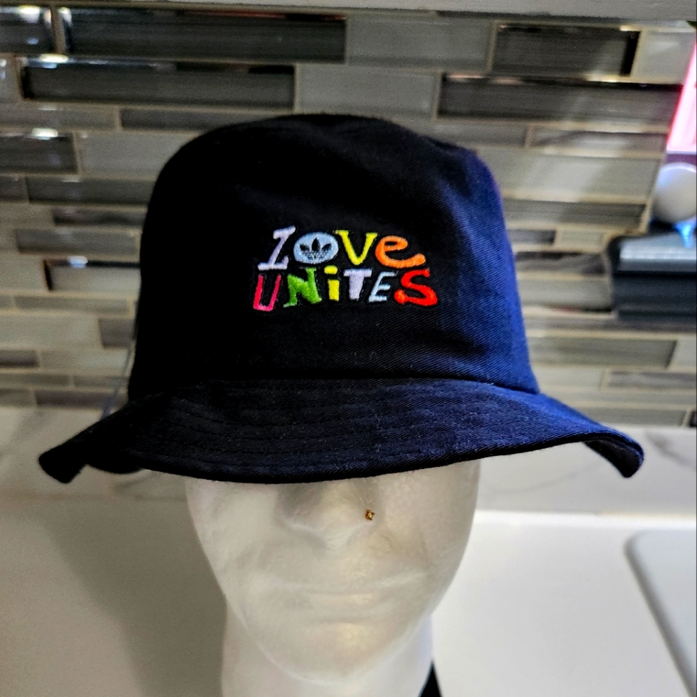 Adidas bucket hat